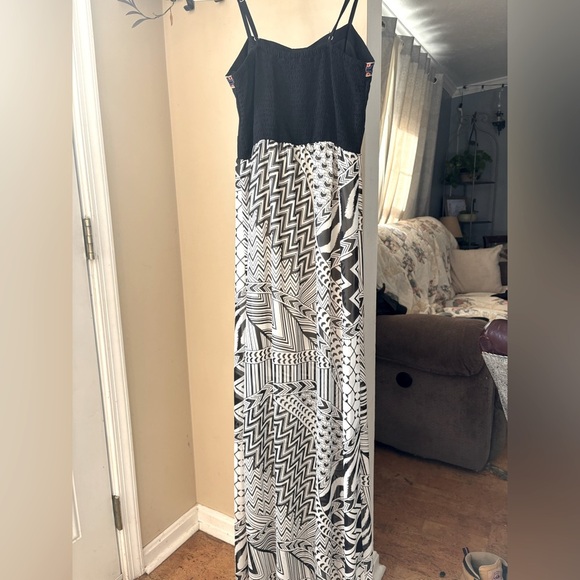 Black and White Patterned Maxi Dress - Picture 3 of 5